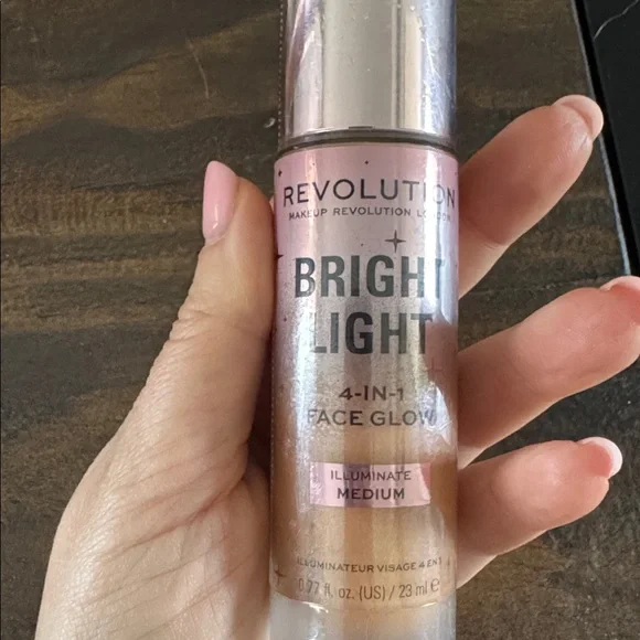 Revolution Bright Light Face Glow – 4 in 1 Medium - Picture 3 of 3